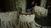 Pengerjaan yang cukup rumit membuat mereka harus konsentrasi, namun karena telah dilakukan cukup lama membuatnya telah mahir.