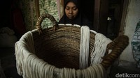 Sementara keranjangnya dibuat oleh desa lain, keranjang banana yang dibuat memiliki tiga ukuran. Biasanya ibu-ibu dapat mengantongi uang ratusan ribu rupiah dalam sebulannya.