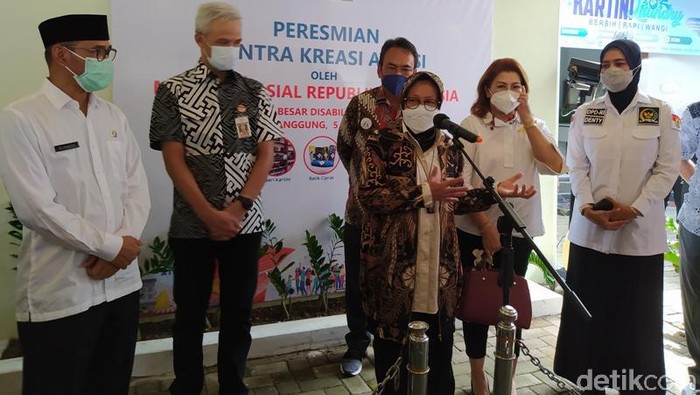 Mensos Risma saat meresmikan  Sentra Kreasi Atensi Balai Besar Rehabilitasi Sosial Penyandang Disabilitas Intelektual (BBRSPDI) Kartini Temanggung, Jumat (5/3/2021)