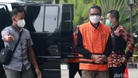 Ia menjalani pemeriksaan perdana di KPK sejak ditangkap akhir pekan lalu.