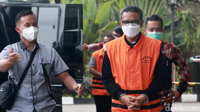 Tersangka korupsi, gubernur nonaktif Sulawesi Selatan Nurdin Abdullah tiba di gedung KPK, Jakarta. Ia menjalani pemeriksaan perdana sejak OTT.