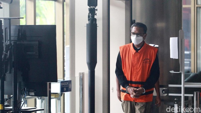 Tersangka korupsi, gubernur nonaktif Sulawesi Selatan Nurdin Abdullah tiba di gedung KPK, Jakarta. Ia menjalani pemeriksaan perdana sejak OTT.
