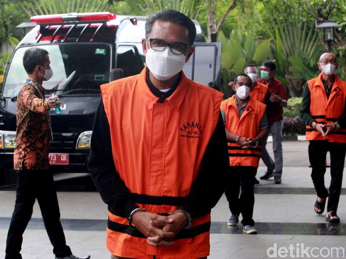 Tersangka korupsi, gubernur nonaktif Sulawesi Selatan Nurdin Abdullah tiba di gedung KPK, Jakarta. Ia menjalani pemeriksaan perdana sejak OTT.