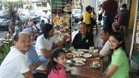 Kaya raya dan populer tidak membuat Noor Nabila tinggi hati. Ia bahkan tak gengsi makan di ruko kaki lima. Foto: Instagram @noornabila