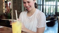 Selain itu, wanita cantik yang juga berprofesi sebagai pengusaha ini sering nongkrong mewah di kafe dan restoran. Seperti yang terlihat pada foto ini, ia memesan minuman segar. Foto: Instagram @noornabila