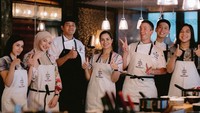 Wanita berusia 34 tahun tersebut dikenal pandai memasak. Di Instagramnya, ia sering membagikan momen memesan bersama teman-temannya. Foto: Instagram @noornabila