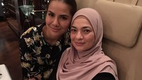 Selain bersama teman-temannya, ia juga sering kulineran bersama sang Ibu. Nah, momen ini memperlihatkan kedua tengah maka bersama di restoran. Foto: Instagram @noornabila