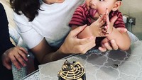 Ini momen Noor Nabila bersama sang putra. Pose keduanya sangat menggemaskan, sambil menikmati kue cokelat. Foto: Instagram @noornabila