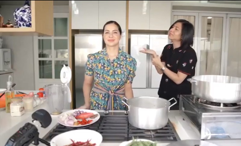 Pandai Masak, Ini Gaya Noor Nabila saat Masak di Dapur