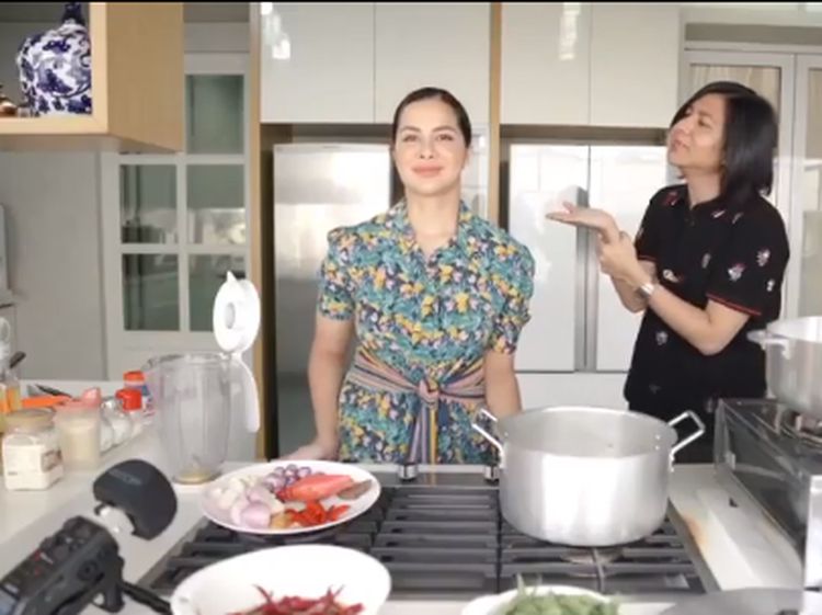 Pandai Masak, Ini Gaya Noor Nabila saat Masak di Dapur