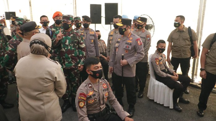Panglima TNI-Kapolri tinjau vaksinasi COVID personel gabungan di Polda Kepri (Dok. Humas Polri).