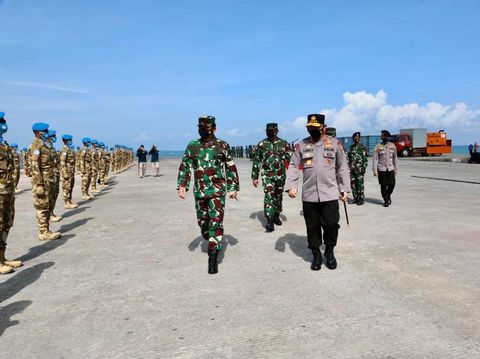 Panglima TNI Marsekal Hadi Tjahjanto melepas keberangkatan Satgas Maritim TNI Konga XXVIII-M