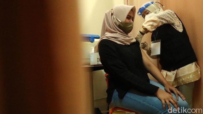 Ratusan pedagang di Pasar Baltos, Kota Bandung, menjalani vaksinasi COVID-19 tahap 2 termin 1. Para pedagang ikut divaksinasi karena dinilai rentan terpapar COVID-19.
