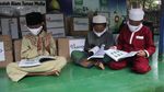 Peduli Sesama dengan Donasi Ratusan Buku ke Sekolah Alam