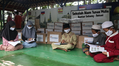 Peduli Sesama dengan Donasi Ratusan Buku ke Sekolah Alam