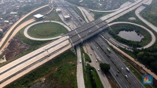 Foto aerial proyek pembangunan Jalan Tol Cengkareng -  Kunciran di kawasan Pinang, Tangerang, Banten, Jumat (5/3/2021). Kementerian Pekerjaan Umum dan Perumahan Rakyat (PUPR) tengah menyelesaikan tahap akhir pembangunan Jalan Tol Cengkareng - Batu Ceper - Kunciran sepanjang 14,19 Km. Saat selesai nanti, maka akan menghubungkan kawasan Serpong dan sekitar ke Bandara Soekarno-Hatta. Ruas tol ini merupakan salah satu dari 6 ruas Jalan Tol Jakarta Outer Ring Road (JORR II) yang dibangun untuk melengkapi struktur jaringan jalan di kawasan Metropolitan Jabodetabek (Jakarta, Bogor, Depok, Tangerang, dan Bekasi). Progres konstruksi Jalan Tol Cengkareng - Batu Ceper - Kunciran saat ini telah mencapai 93,06 % dan ditargetkan selesai Maret 2021. Ruas tol ini dikelola oleh PT Jasamarga Kunciran Cengkareng (JKC) dengan nilai investasi sebesar Rp 1,96 triliun. (CNBC Indonesia/ Andrean Kristianto)