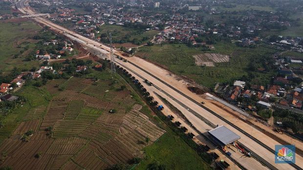 Foto aerial proyek pembangunan Jalan Tol Cengkareng -  Kunciran di kawasan Pinang, Tangerang, Banten, Jumat (5/3/2021). Kementerian Pekerjaan Umum dan Perumahan Rakyat (PUPR) tengah menyelesaikan tahap akhir pembangunan Jalan Tol Cengkareng - Batu Ceper - Kunciran sepanjang 14,19 Km. Saat selesai nanti, maka akan menghubungkan kawasan Serpong dan sekitar ke Bandara Soekarno-Hatta. Ruas tol ini merupakan salah satu dari 6 ruas Jalan Tol Jakarta Outer Ring Road (JORR II) yang dibangun untuk melengkapi struktur jaringan jalan di kawasan Metropolitan Jabodetabek (Jakarta, Bogor, Depok, Tangerang, dan Bekasi). Progres konstruksi Jalan Tol Cengkareng - Batu Ceper - Kunciran saat ini telah mencapai 93,06 % dan ditargetkan selesai Maret 2021. Ruas tol ini dikelola oleh PT Jasamarga Kunciran Cengkareng (JKC) dengan nilai investasi sebesar Rp 1,96 triliun. (CNBC Indonesia/ Andrean Kristianto)