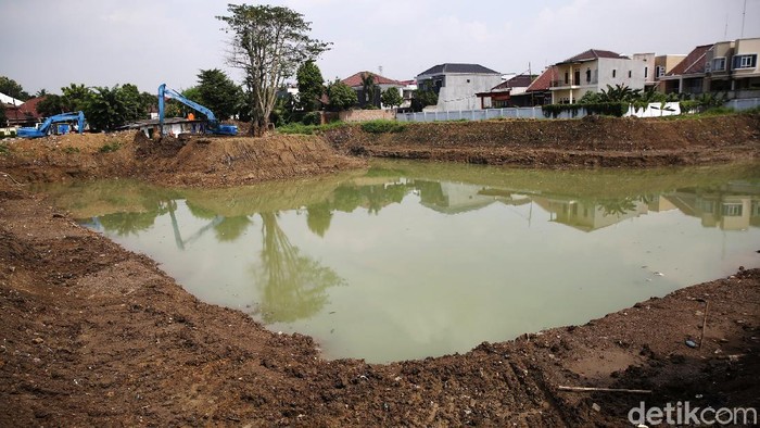 Pembangunan Waduk Wirajasa di Cipinang Melayu, Kecamatan Makasar, Jakarta Timur, terus dikebut, Jumat (5/2/2021). Saat ini progres pembangunan sudah mencapai 95 persen.