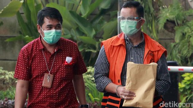 Para jurnalis berebut mengambil gambar tersangka korupsi, mantan Menteri Sosial, Juliari P Batubara saat tiba di gedung Komisi Pemberantasan Korupsi (KPK), Jakarta, Jumat (5/1/2021) untuk menjalani pemeriksaan.  Juliari P Batubara diperiksa untuk kasusnya yakni dugaan menerima suap terkait pengadaan paket bantuan sosial penanganan COVID-19. Ia menyerahkan diri usai Operasi Tangkap Tangan (OTT) sejumlah pejabat Kemensos, beberapa waktu lalu.