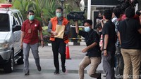 Juliari tiba di gedung KPK, Jakarta, Jumat (5/3/2021). 