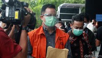 Dalam kasus korupsi bansos Corona ini, KPK menduga Juliari menerima jatah Rp 10 ribu dari setiap paket sembako senilai Rp 300 ribu per paket. Total setidaknya KPK menduga Juliari Batubara sudah menerima Rp 8,2 miliar dan Rp 8,8 miliar.