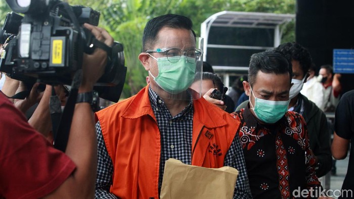 Para jurnalis berebut mengambil gambar tersangka korupsi, mantan Menteri Sosial, Juliari P Batubara saat tiba di gedung Komisi Pemberantasan Korupsi (KPK), Jakarta, Jumat (5/1/2021) untuk menjalani pemeriksaan.  Juliari P Batubara diperiksa untuk kasusnya yakni dugaan menerima suap terkait pengadaan paket bantuan sosial penanganan COVID-19. Ia menyerahkan diri usai Operasi Tangkap Tangan (OTT) sejumlah pejabat Kemensos, beberapa waktu lalu.