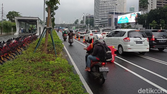 Pemotor masuk jalur sepeda di kawasan Sudirman (Sachril Agustin Berutu/detikcom).