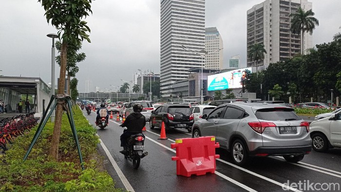 Pemotor masuk jalur sepeda di kawasan Sudirman (Sachril Agustin Berutu/detikcom).