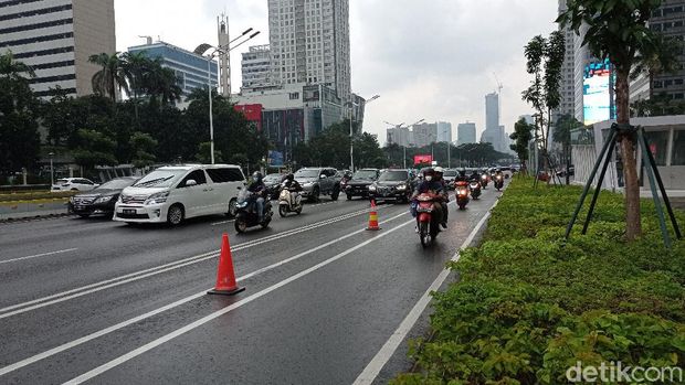 Pemotor masuk jalur sepeda di kawasan Sudirman (Sachril Agustin Berutu/detikcom).