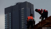 Suasana salah satu gedung perkantoran di Jakarta, Jumat (5/3/2021).
