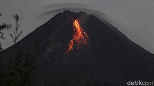 Penampakan Lava Pijar yang Dimuntahkan Merapi