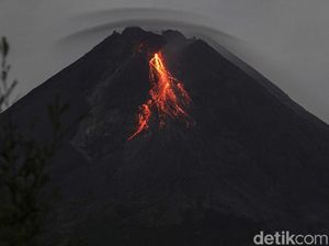 Penampakan Lava Pijar yang Dimuntahkan Merapi