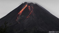Tiga jalur aliran lava pijar Gunung Merapi terlihat dari Turi, Sleman, Yogyakarta.