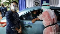 Direktur Utama PT Blue Bird Tbk, Noni Purnomo menyaksikan penyuntikan vaksin COVID-19 kepada pengemudi taksi.