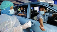 Rinciannya terdiri dari sekitar 21,5 juta di antaranya warga lanjut usia dan 16,9 adalah orang-orang yang bekerja di bidang pelayanan publik. Presiden Joko Widodo (Jokowi) menargetkan vaksinasi COVID-19 harus selesai dalam kurun waktu kurang dari satu tahun. Grandyos Zafna/detikcom  