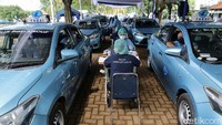 Para pengemudi tak perlu turun dari taksinya, petugas akan menghampiri mereka untuk melakukan vaksinasi.