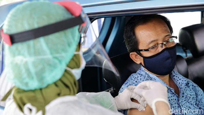 Petugas vaksinator menyuntikan vaksin kepada para pengemudi taksi dan lansia saat dilakukannya pelaksanaan program vaksinasi pengemudi taksi Bluebird dan lansia (orang tua pengemudi) di Pool Bluebird Jalan Mayjen Sutoyo, Cawang, Jakarta Timur, Jumat (5/3/2021).