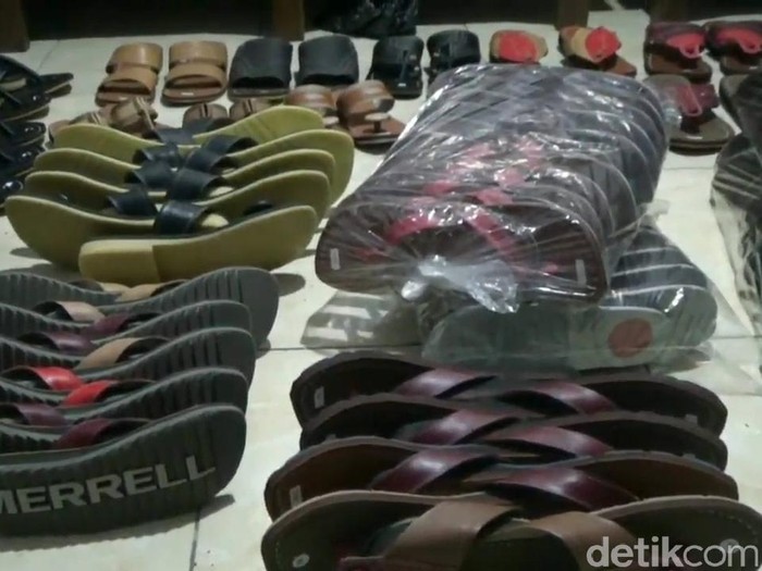 Asyari (48) merupakan pengusaha sandal kulit di Desa Masangan, Kecamatan Bangil, Kabupaten Pasuruan. Ia bertahan di tengah pandemi COVID-19.