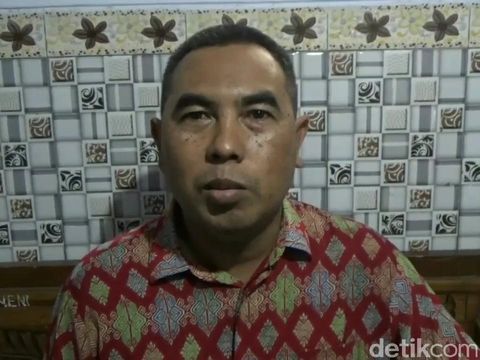 Asyari (48) merupakan pengusaha sandal kulit di Desa Masangan, Kecamatan Bangil, Kabupaten Pasuruan. Ia bertahan di tengah pandemi COVID-19.