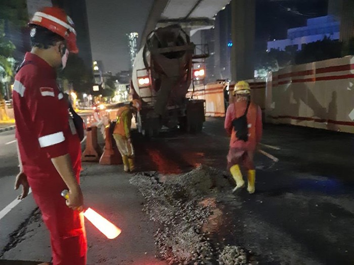 Perbaikan Jl HR Rasuna Said Jaksel di depan Kantor Kemenkum HAM, 4 Maret 2021 malam. (Dok Suku Dinas Bina Marga Jakarta Selatan)