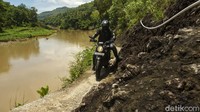 Dalam perjalanannya, Dwi harus melintas di samping Sungai Oyo yang hanya memiliki jalan setapak.