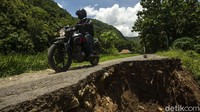Berbekal motor dinasnya ia rela menjangkau nasabah meski jarak dan rute beragam.