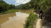 Daerah itu diketahui rawan longsor dan sungainya yang kerap meluap, jika hal itu terjadi ia harus mencari rute lain yang lebih jauh.