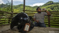 Dwi melepas lelah di sebuah saung di lereng perbukitan Desa Sriharjo. Ia beristirahat karena jarak dari kantor BR ke Desa Sriharjo cukup jauh.