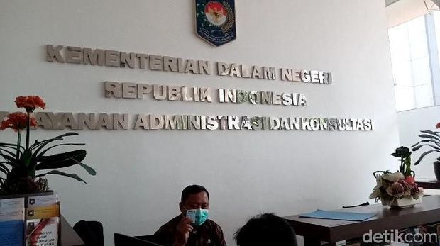 Petugas melayani warga yang melakukan layanan administrasi dan konsultasi