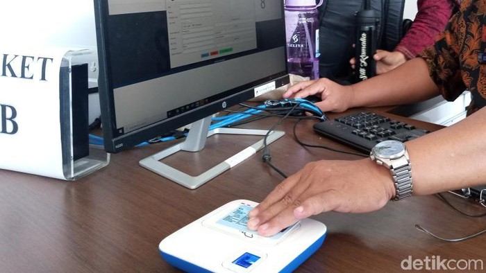 Petugas menempelkan e-KTP di ABAKA dan data muncul di monitor PC