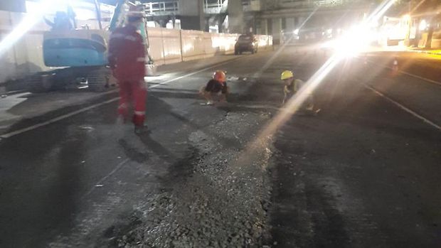 Pihak LRT Adhi Karya memperbaiki kerusakan Jl HR Rasuna Said. (Dok Suku Dinas Bina Marga Jakarta Selatan)