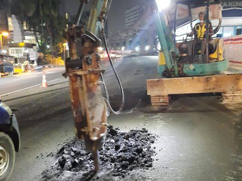 Pihak LRT Adhi Karya memperbaiki kerusakan Jl HR Rasuna Said. (Dok Suku Dinas Bina Marga Jakarta Selatan)
