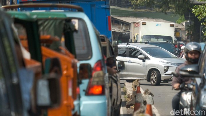 Potret Kemacetan Gegara Putar Balik Jl Moh Kahfi 1 Jagakarsa, 5 Maret 2021. (Andhika Prasetia/detikcom)