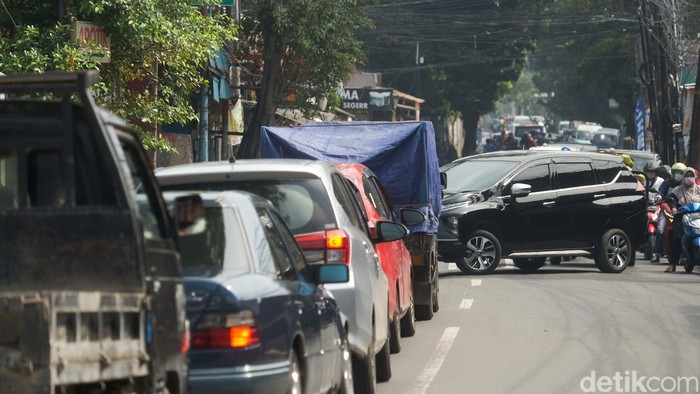 Potret Kemacetan Gegara Putar Balik Jl Moh Kahfi 1 Jagakarsa, 5 Maret 2021. (Andhika Prasetia/detikcom)